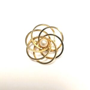 Vintage gold tone faux white pearl overlapping circles Flower shape brooch
